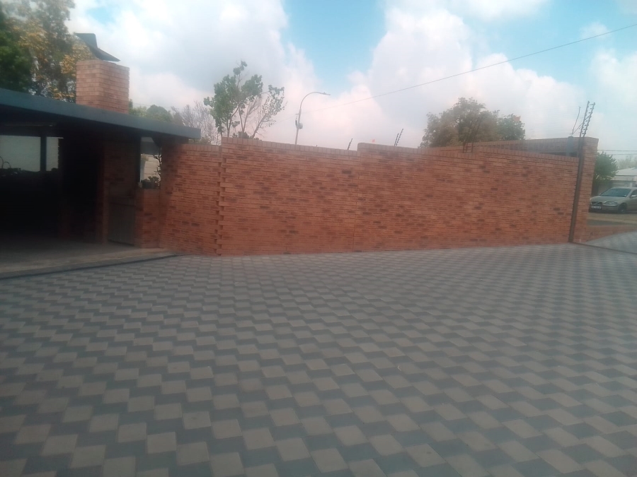 6 Bedroom Property for Sale in Discovery Gauteng