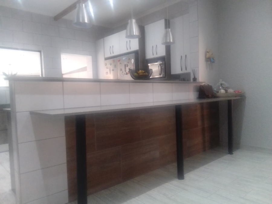 6 Bedroom Property for Sale in Discovery Gauteng