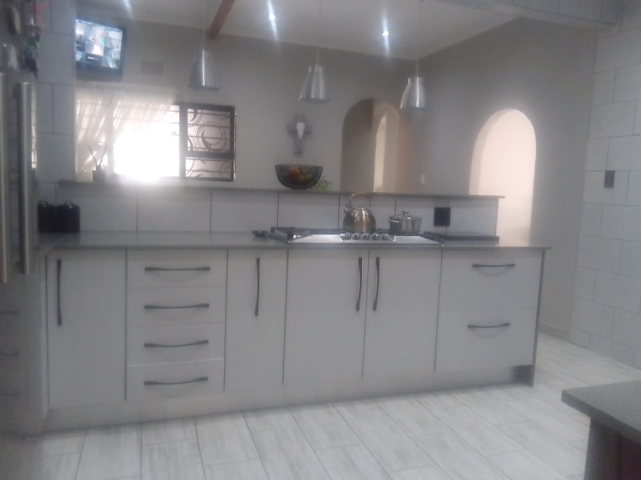 6 Bedroom Property for Sale in Discovery Gauteng