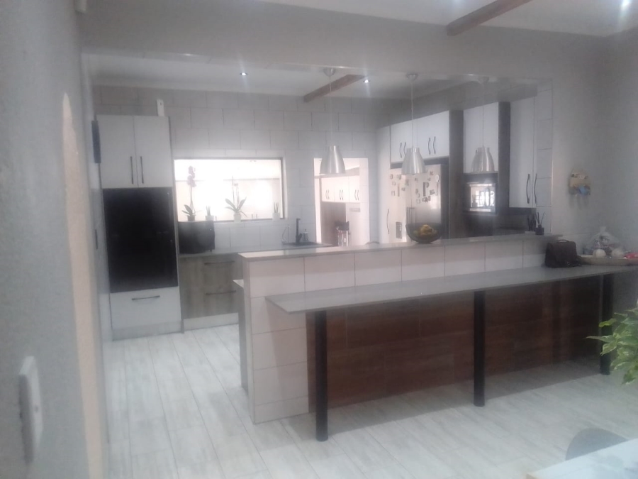 6 Bedroom Property for Sale in Discovery Gauteng