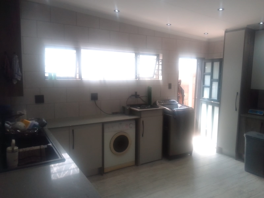 6 Bedroom Property for Sale in Discovery Gauteng