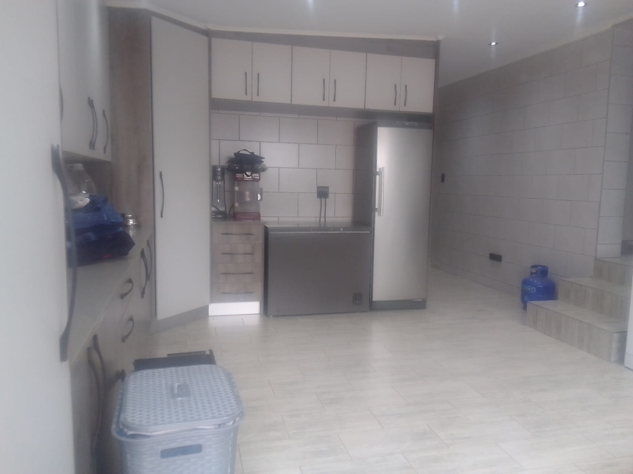 6 Bedroom Property for Sale in Discovery Gauteng