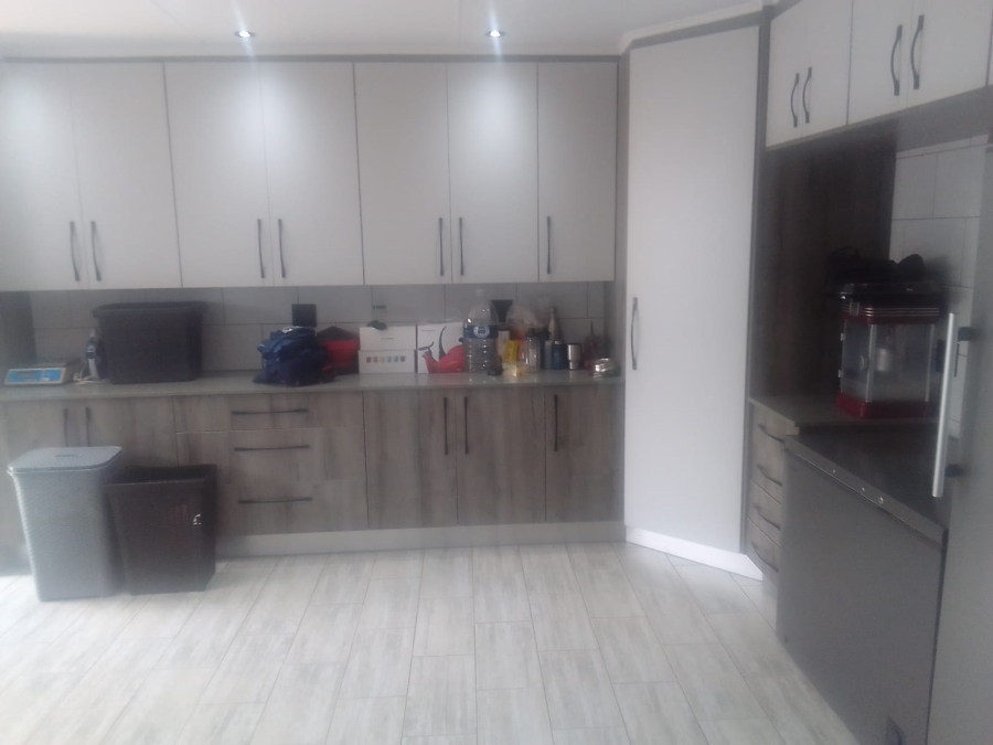 6 Bedroom Property for Sale in Discovery Gauteng