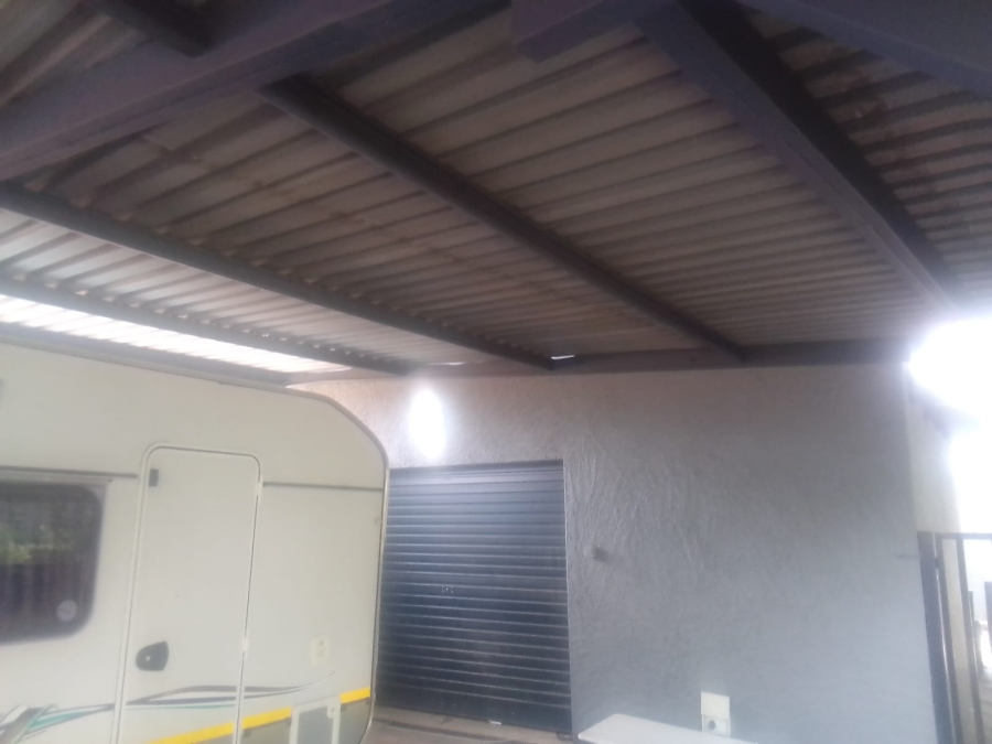 6 Bedroom Property for Sale in Discovery Gauteng