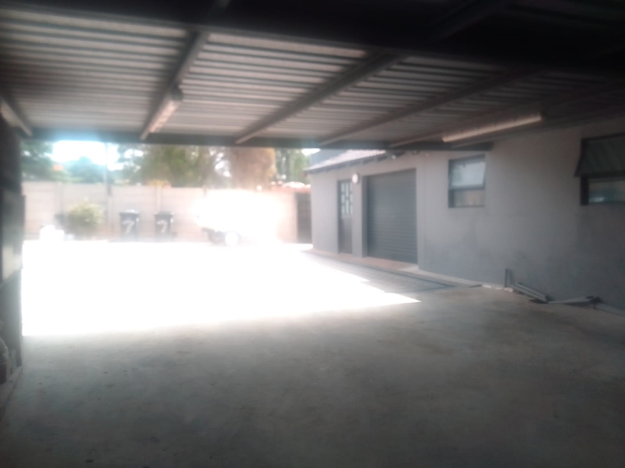 6 Bedroom Property for Sale in Discovery Gauteng