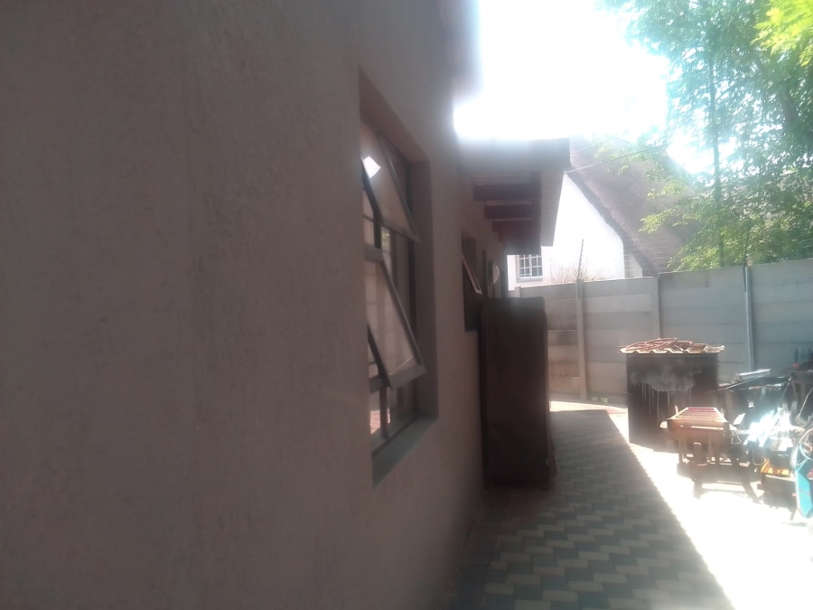 6 Bedroom Property for Sale in Discovery Gauteng
