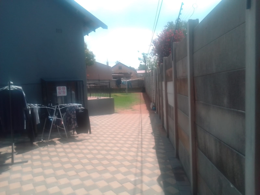 6 Bedroom Property for Sale in Discovery Gauteng