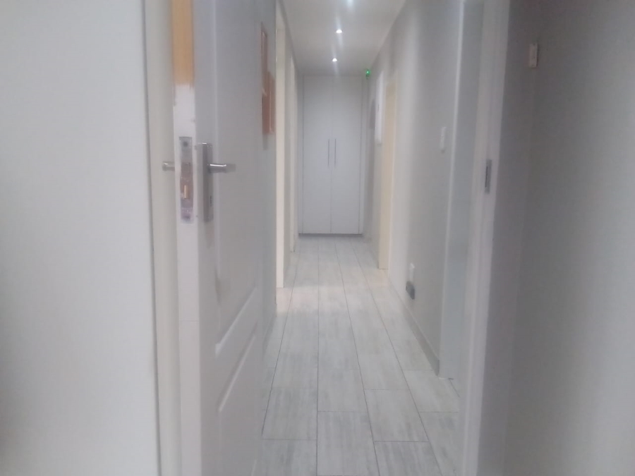 6 Bedroom Property for Sale in Discovery Gauteng