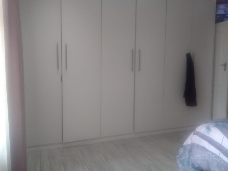 6 Bedroom Property for Sale in Discovery Gauteng