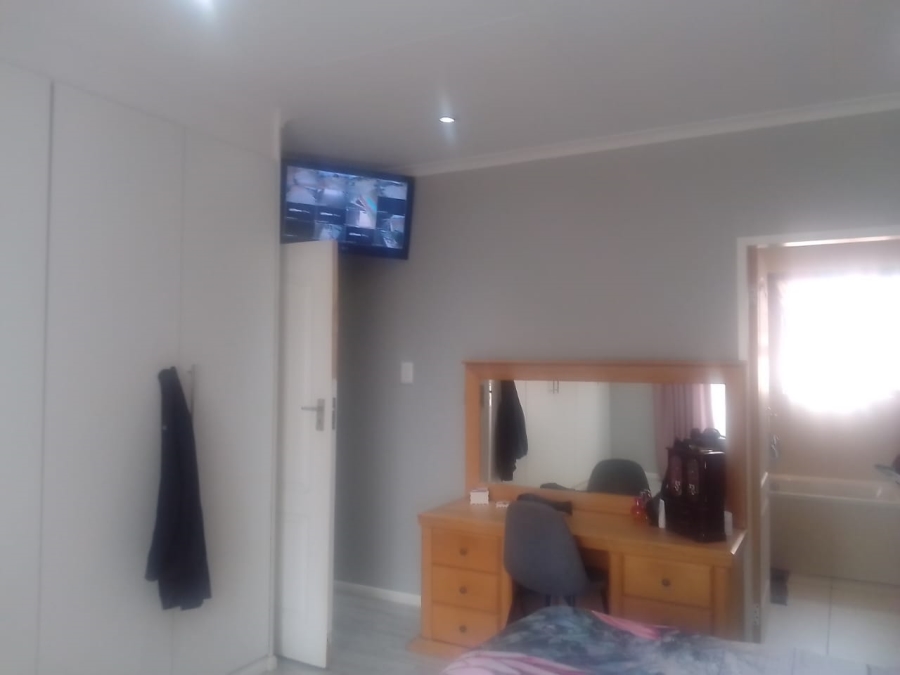 6 Bedroom Property for Sale in Discovery Gauteng