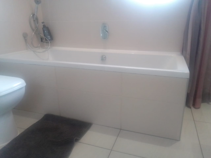 6 Bedroom Property for Sale in Discovery Gauteng