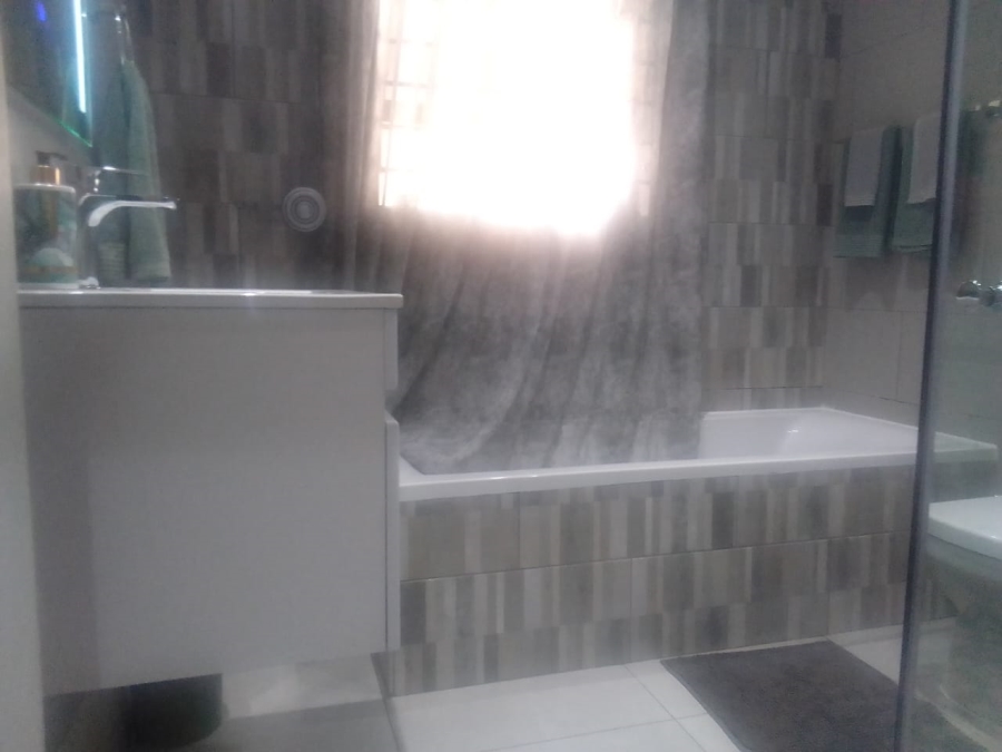 6 Bedroom Property for Sale in Discovery Gauteng