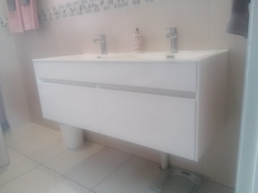 6 Bedroom Property for Sale in Discovery Gauteng