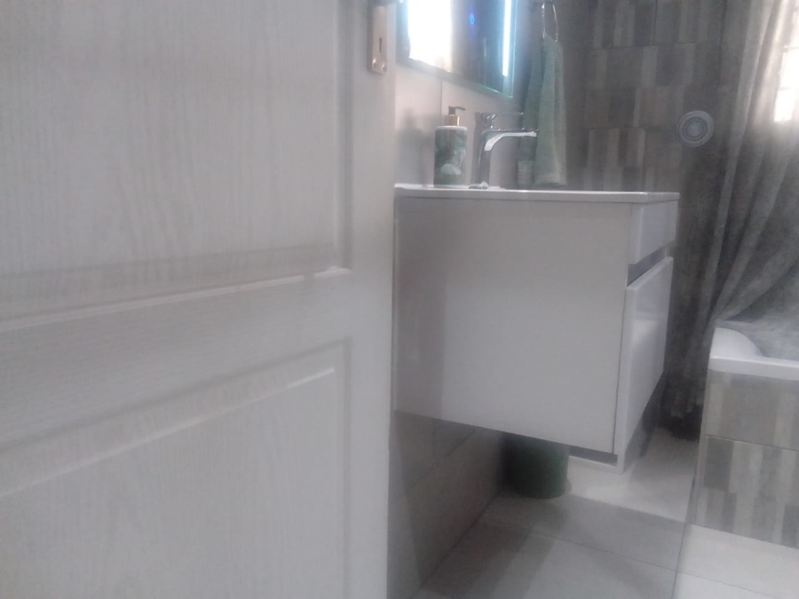 6 Bedroom Property for Sale in Discovery Gauteng