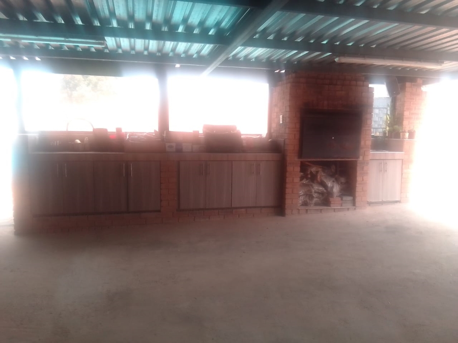 6 Bedroom Property for Sale in Discovery Gauteng