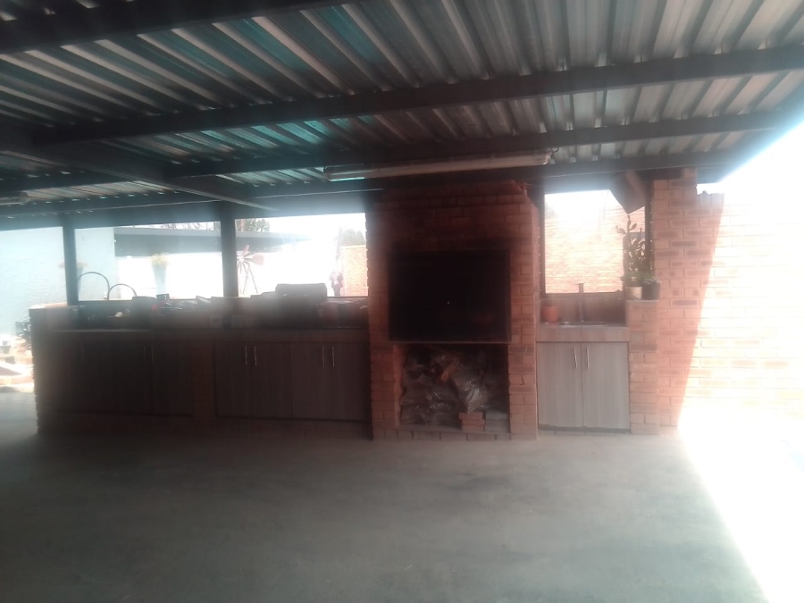6 Bedroom Property for Sale in Discovery Gauteng