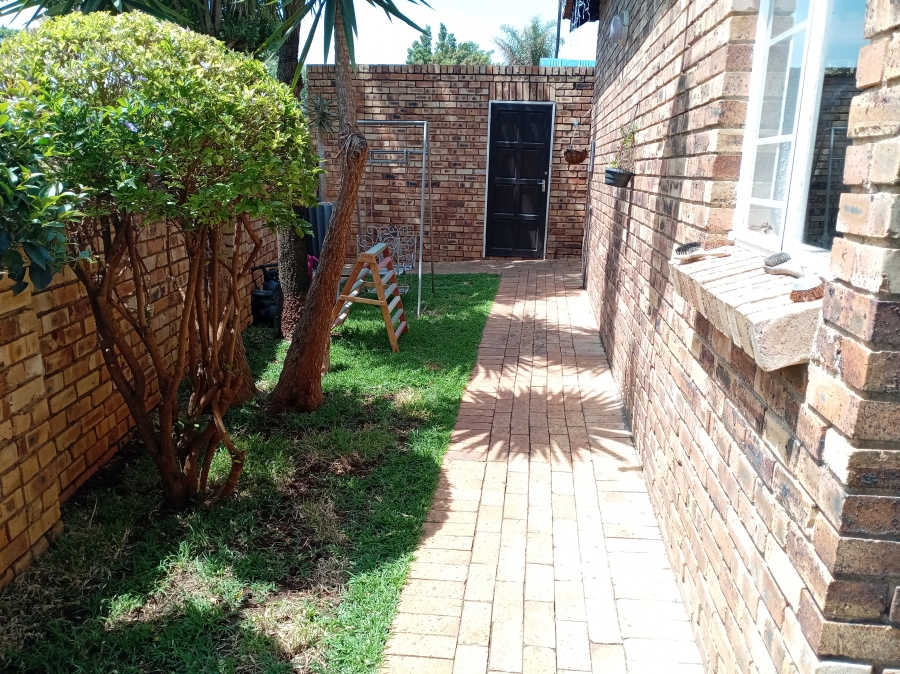 2 Bedroom Property for Sale in Honeydew Ridge Gauteng