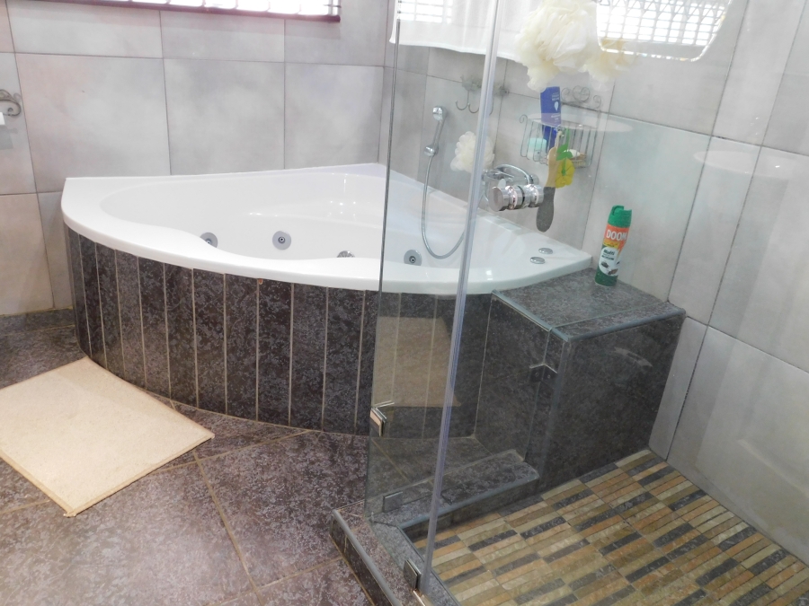 5 Bedroom Property for Sale in Noordheuwel Gauteng