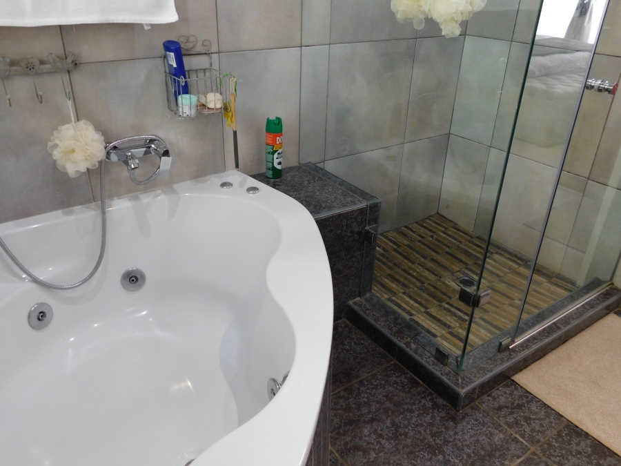 5 Bedroom Property for Sale in Noordheuwel Gauteng