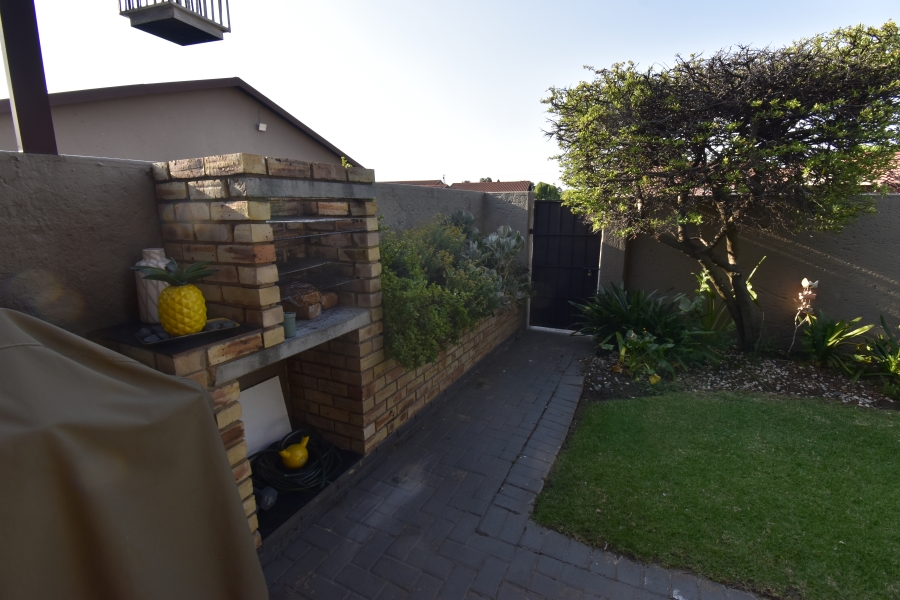 2 Bedroom Property for Sale in Weltevreden Park Gauteng
