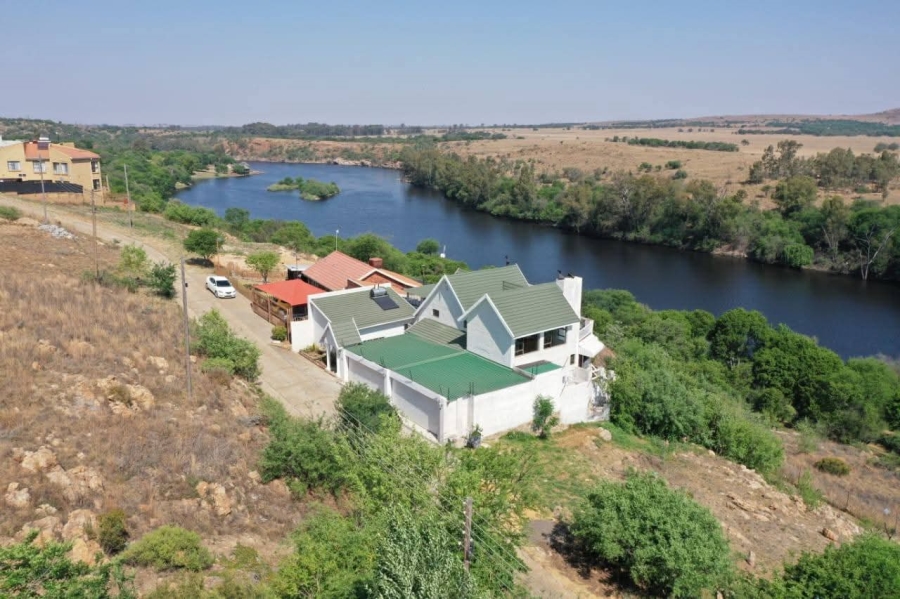 5 Bedroom Property for Sale in Vaaloewer Gauteng