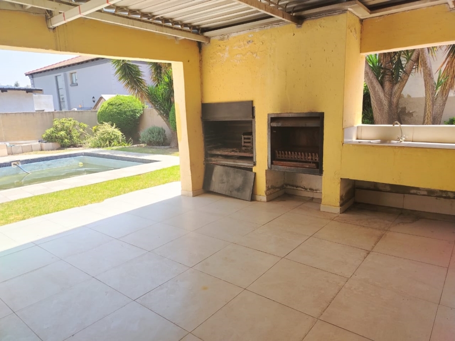 6 Bedroom Property for Sale in Sonneveld Gauteng