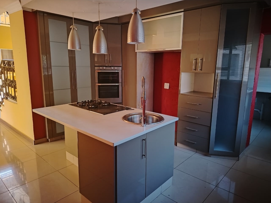 6 Bedroom Property for Sale in Sonneveld Gauteng