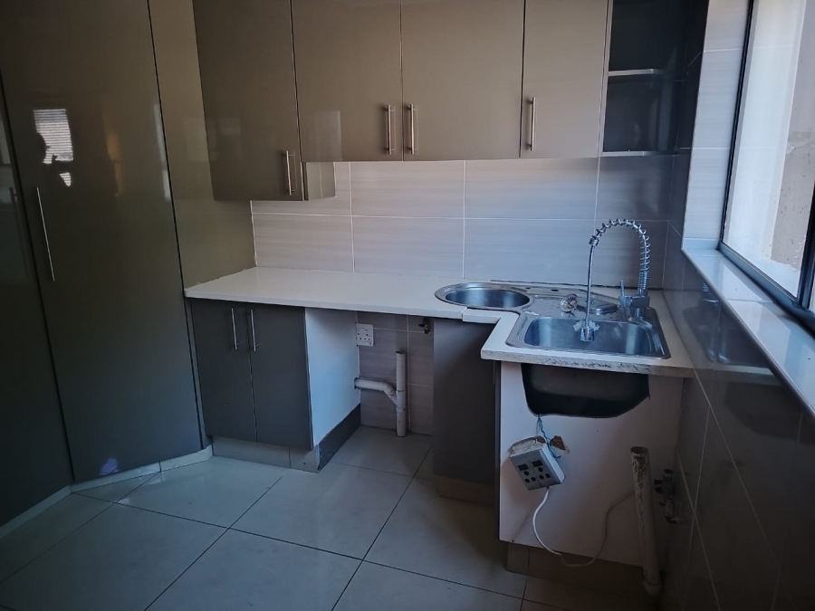 6 Bedroom Property for Sale in Sonneveld Gauteng