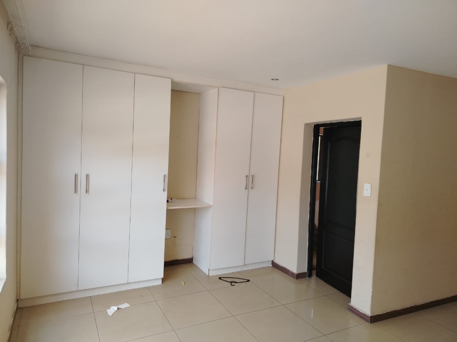 6 Bedroom Property for Sale in Sonneveld Gauteng