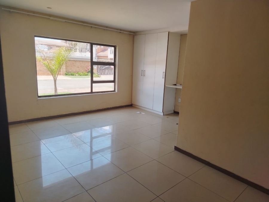 6 Bedroom Property for Sale in Sonneveld Gauteng