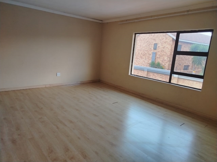 6 Bedroom Property for Sale in Sonneveld Gauteng
