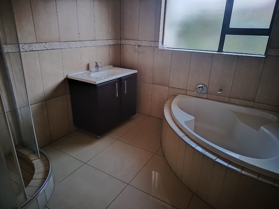 6 Bedroom Property for Sale in Sonneveld Gauteng