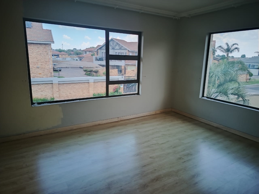 6 Bedroom Property for Sale in Sonneveld Gauteng