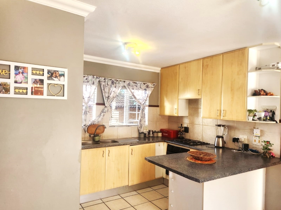 To Let 2 Bedroom Property for Rent in Die Hoewes Gauteng