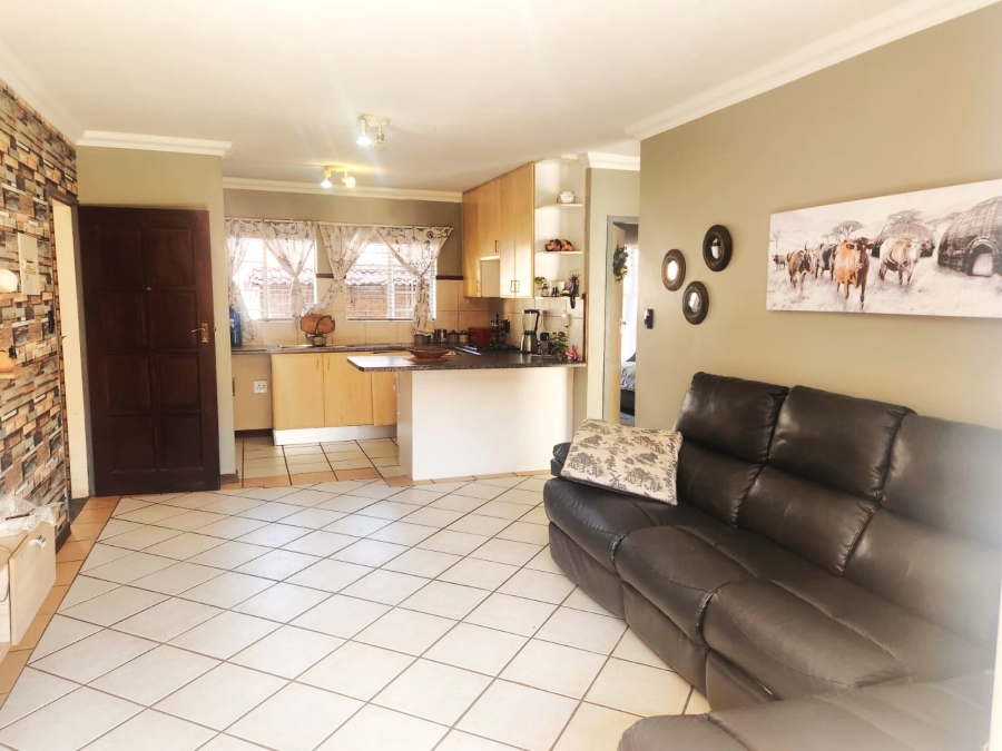 To Let 2 Bedroom Property for Rent in Die Hoewes Gauteng