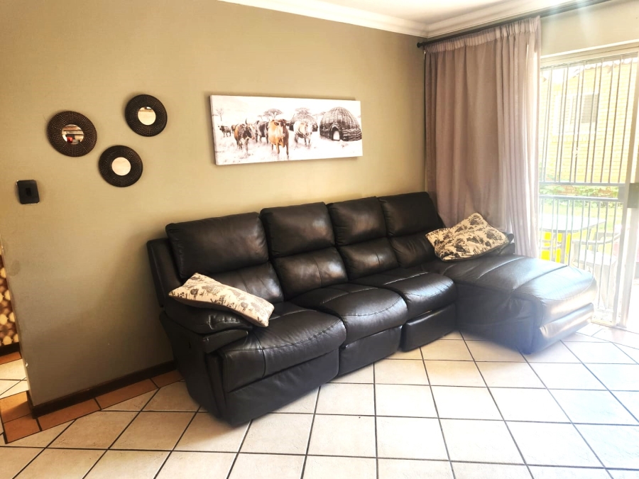 To Let 2 Bedroom Property for Rent in Die Hoewes Gauteng