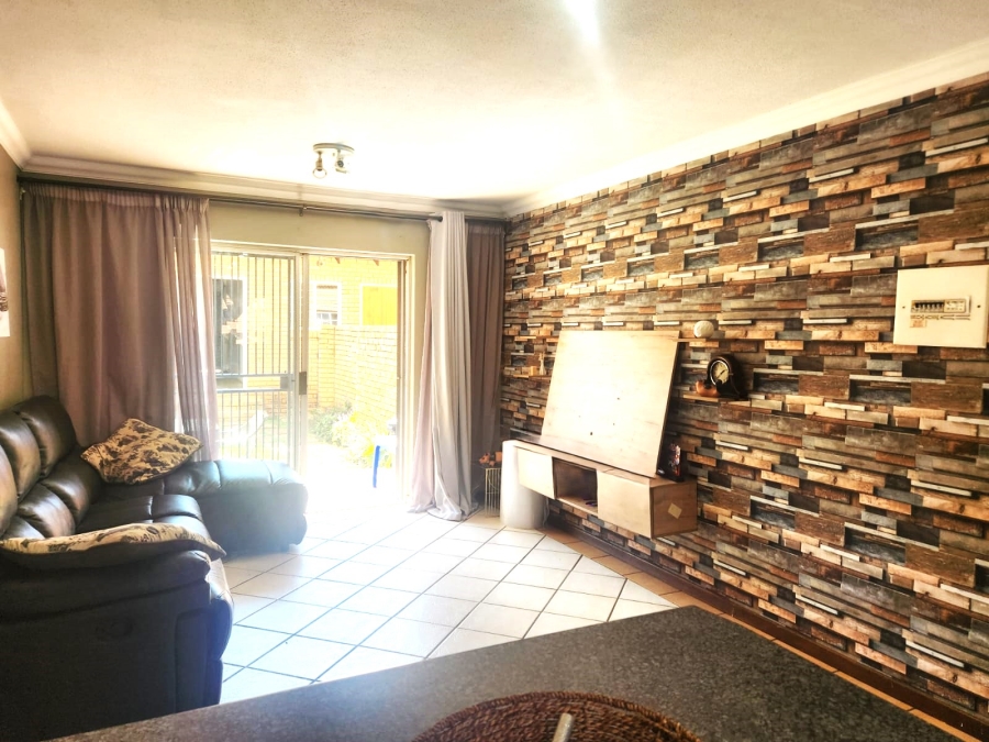 To Let 2 Bedroom Property for Rent in Die Hoewes Gauteng