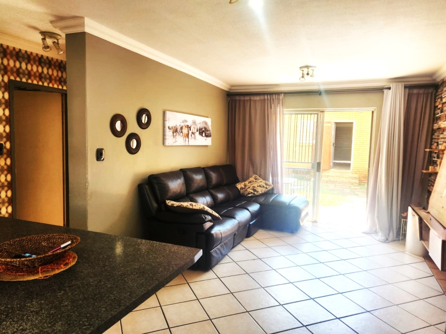 To Let 2 Bedroom Property for Rent in Die Hoewes Gauteng