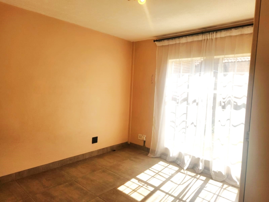 To Let 2 Bedroom Property for Rent in Die Hoewes Gauteng