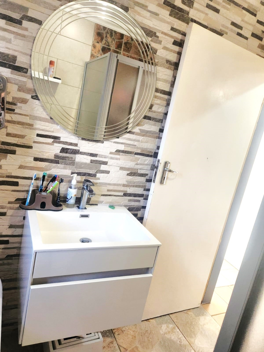 To Let 2 Bedroom Property for Rent in Die Hoewes Gauteng