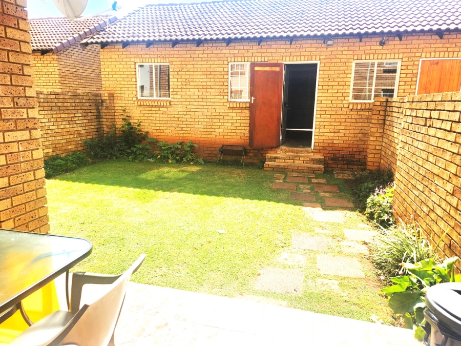 To Let 2 Bedroom Property for Rent in Die Hoewes Gauteng