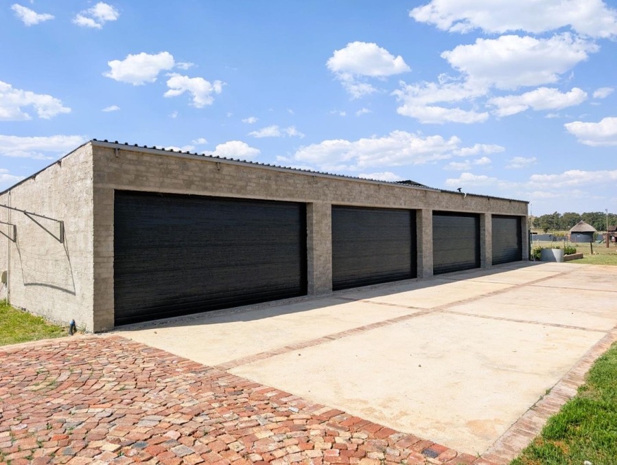 5 Bedroom Property for Sale in Blue Saddle Ranches Gauteng