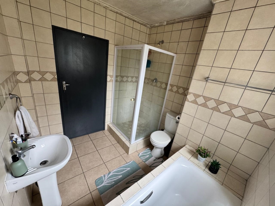 1 Bedroom Property for Sale in Noordwyk Gauteng