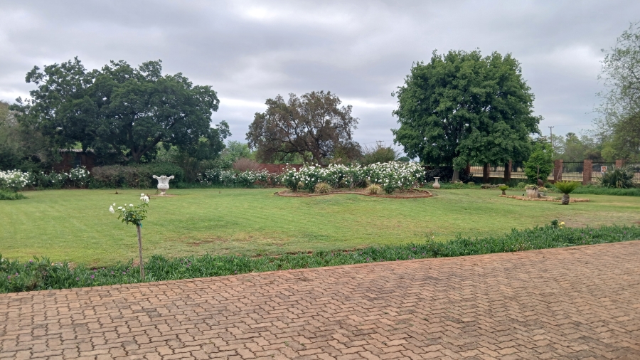 7 Bedroom Property for Sale in Haakdoornboom Gauteng