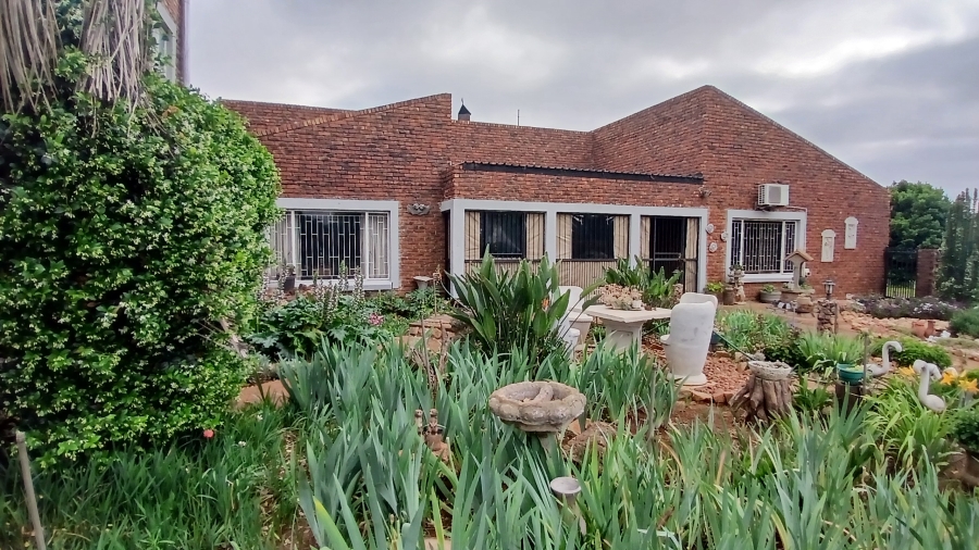 7 Bedroom Property for Sale in Haakdoornboom Gauteng