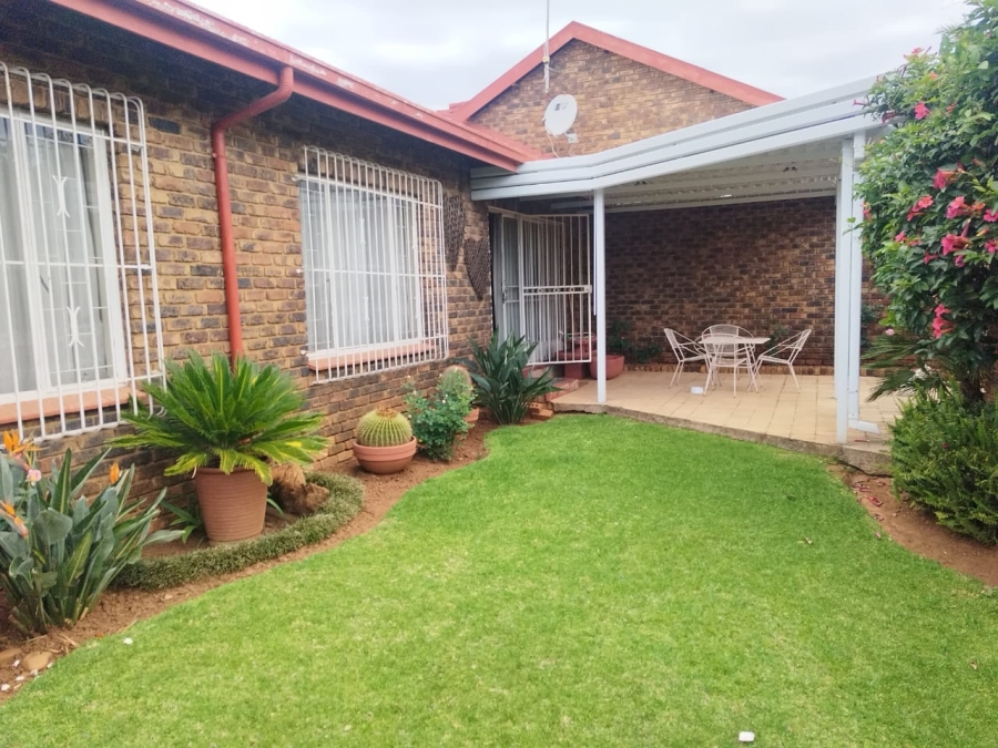 2 Bedroom Property for Sale in Birchleigh North Gauteng