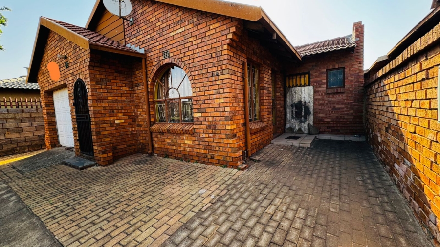 3 Bedroom Property for Sale in Protea North Gauteng