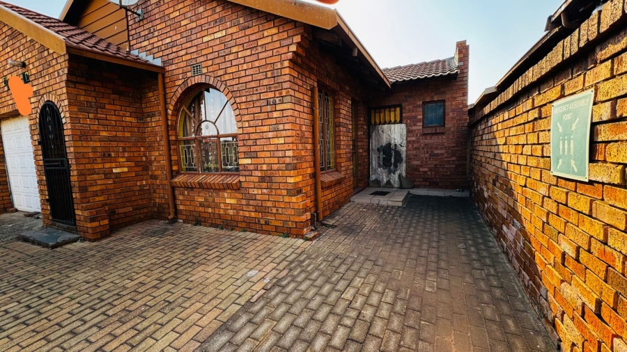 3 Bedroom Property for Sale in Protea North Gauteng