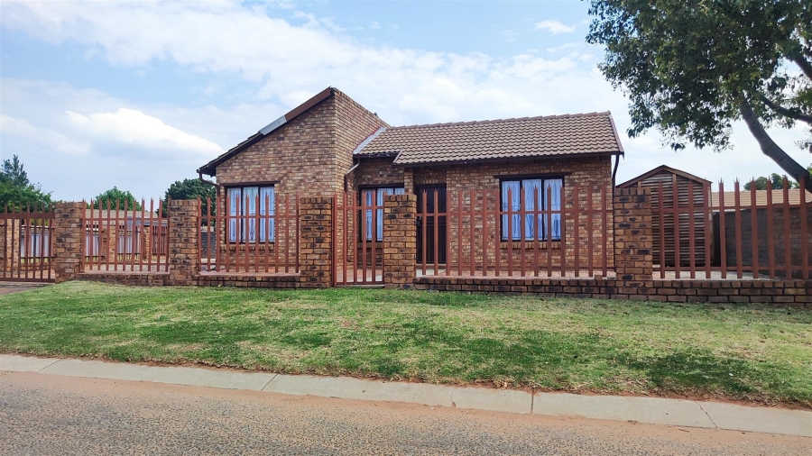 3 Bedroom Property for Sale in Crystal Park Gauteng
