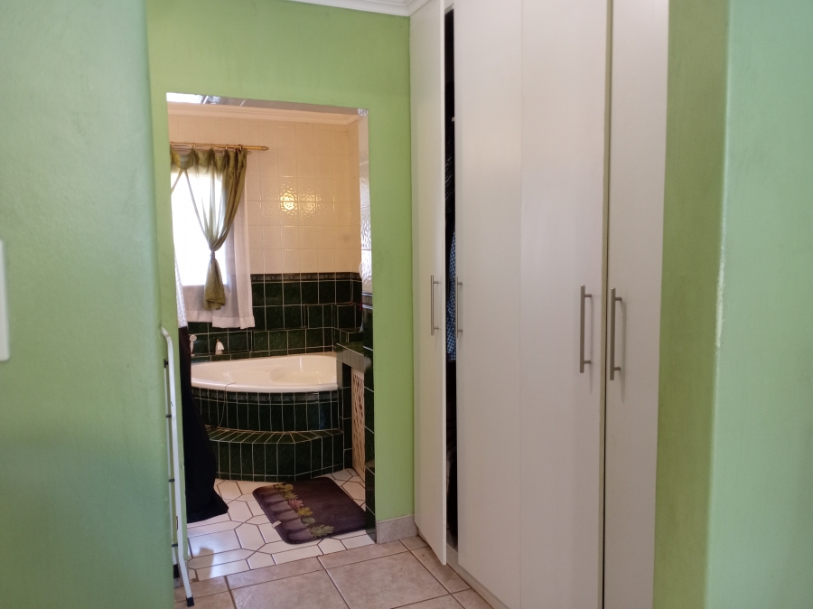 3 Bedroom Property for Sale in Mountain View Gauteng